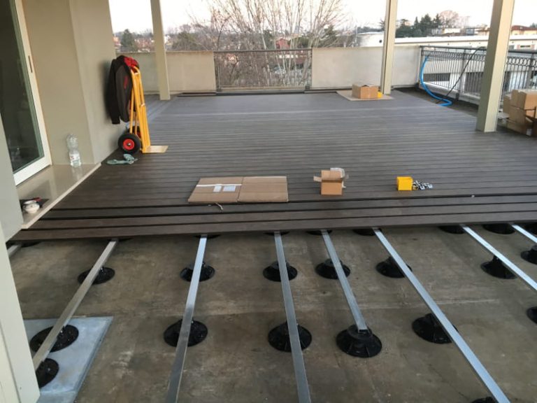 Posa pavimento decking WPC. Pvimento da esterno legno composito. vendita pavimento per terrazze esterne